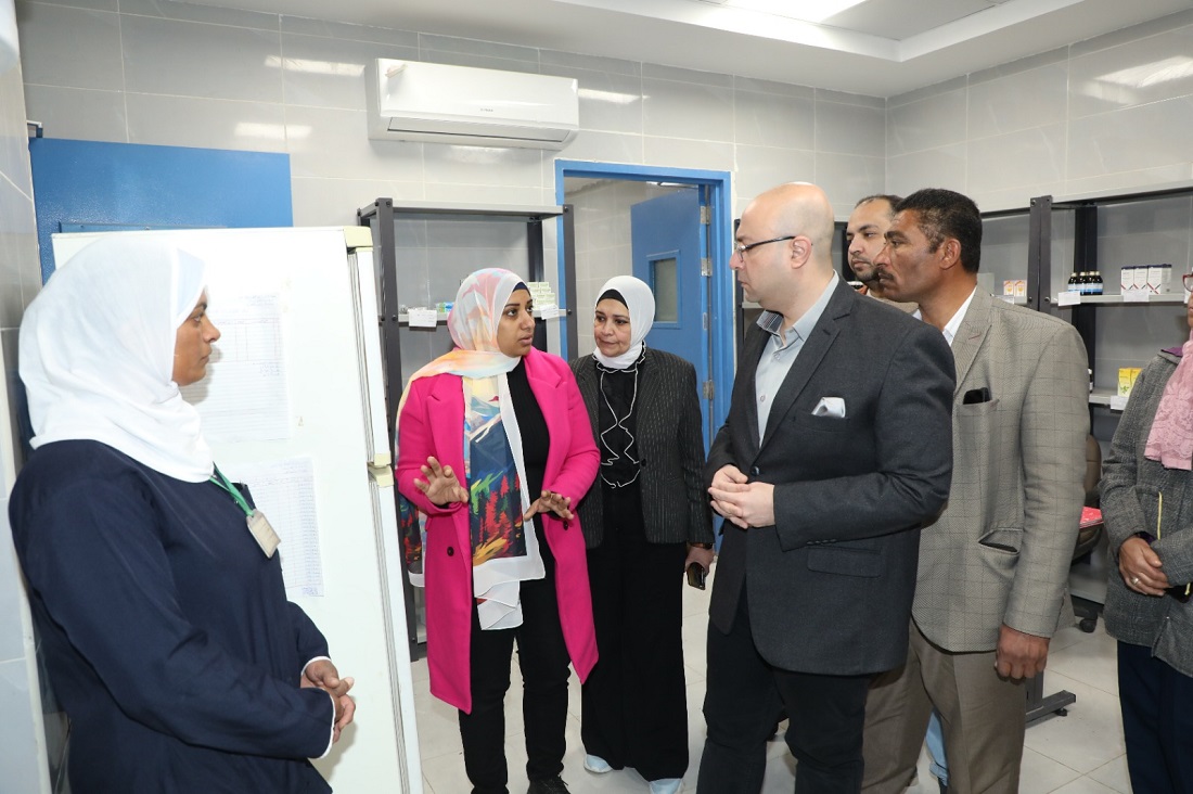 المحافظ يتفقد وحدة طب الأسرة بقرية الشريف